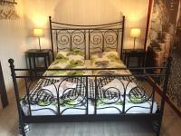 Double or Twin Room with Shared Bathroom - Lower ground