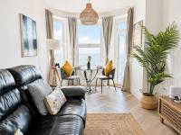 Panoramic Sea Views at Whitsand Apartment with Multi-Room Balcony and Private Parking - B&B Looe
