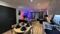 Central 2 BR Sleeps 8 Near Elizabeth line, Heathrow, Windsor, Legoland - Bed and Breakfast Slough