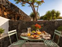 Villa Blanco - Romantic Hideaway - Private Villa for Couple - Bed and Breakfast Tías