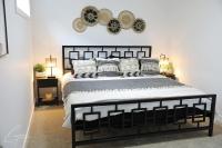 King Bed Disney Long Stays Garage Airport - B&B Edmonton
