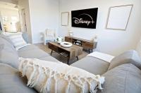 BoHo Retreat with King Beds|A/C|Disney+|Near WEM - Chambres d'hôtes Edmonton