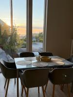 Modern 3-Bedroom Villa with Sunset Views & Fireplace - Chambres d'hôtes Ask