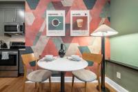 Sleek Downtown Toronto Stay Cafes Shops Nearby - Ferienwohnung Toronto