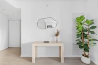 Stylish 2BR Retreat Patio & Skyline Views - Ferienwohnung Toronto