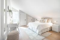 Bright & Modern Lac Tremblant Condo with Views - Chambres d'hôtes Mont-Tremblant