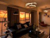 Sunset by the Bay, Modern 3BR Apt near Okada, MOA & NAIA - B&B Manila