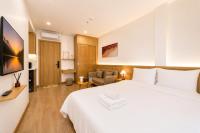 Habitación con cama extragrande y vistas al jardín 