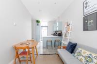 Chic 1BD Flat wPatio - 2 Mins from Baron's Court! - B&B Londra