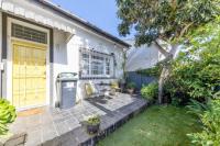 Modern and Stylish 2 BD House in Claremont - Bed and Breakfast Kaapstad