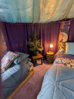 Cosy Glamping Yurt with log burner on our smallholding, ideal family getaway or romantic retreat - Chambres d'hôtes Narberth