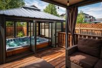 Family Retreat Hot Tub Banff and Calgary DT Access - Ferienwohnung Calgary