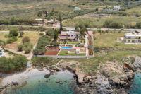Beachfront Family Villa Katerina with Private pool, Playground, BBQ & Amazing Sea Views! - Chambres d'hôtes Petrés
