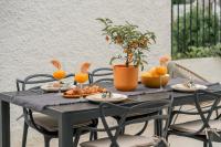 Modern Calahonda House w Large Terrace & Pool - B&B Mijas Costa