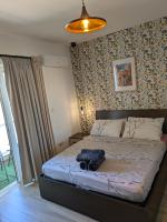 Airport Accommodation Bedroom with Bathroom, balcony, aircondition, self checkIn, 24 hours check-in after 3pm - Chambres d'hôtes Mqabba