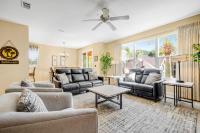Dog-friendly townhome with golf cart close to shops restaurants pools & beach - Ferienwohnung Destin