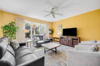 Dog-friendly townhome with golf cart close to shops restaurants pools & beach - B&B Destin