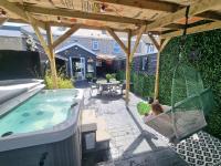 Jungle Beach House Portrush Hot Tub on request - B&B Portrush