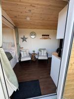 Luxury shepherd hut with hot tub & sea views - Chambres d'hôtes Mawgan Porth