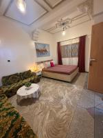 Chambre Lit Queen-Size avec Salle de Bains Commune 