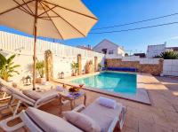 Private Pool House Minutes from the Beach - Ferienwohnung Charneca de Caparica