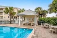 Sunny coastal condo with pool balcony & sound view - walk to the beach - B&B Navarre