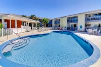 Cozy Coastal Gulf Condo with Shared Pool and Beach Access - Bed and Breakfast Pensacola Beach