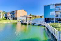Cozy Coastal Gulf Condo with Shared Pool and Beach Access - Bed and Breakfast Pensacola Beach