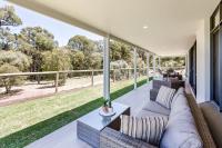 Wildgreen Villa - Lakeside Hideaway in Winery Estate - Chambres d'hôtes Yallingup Siding