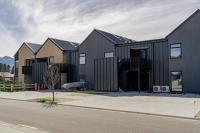 Stylish & Modern Wanaka Townhouse - Your Dream Holiday Awaits - B&B Wanaka