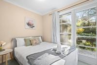Quaint Queen Room in Pymble - Shared Bathroom and Amenities - B&B Pymble