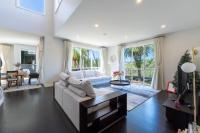 Spacious 4-Bedroom Family Home in Long Bay - B&B Auckland