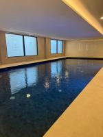 New CP Victory Suites studio with runway view, pool and gym - Chambres d'hôtes Gibraltar