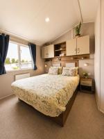 The Beach Lodge inside Parkdean Camber Sands Resort - Parking, Decking, Fast Wi-Fi - B&B Camber