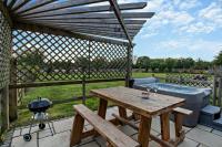 Blashford Manor Farmhouse Holiday Cottage - The Shire Cottage - Bed and Breakfast Ellingham