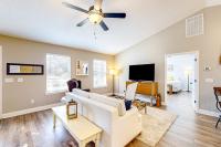 Sunlit dog-friendly Gulf retreat with patio W&D - moments from beaches & parks - Chambres d'hôtes Panama City