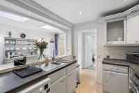 Central Windsor Home - Free Parking - By Tempstay - Chambres d'hôtes Windsor