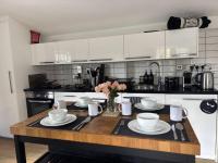 Stylish 2-Bed Apartment Steps from Guildford High Street - B&B Guildford