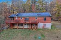 Creekview Cabin - Hot Tub, EV Station, Pet Friendly, Screen Porch, Wifi, Grill, Fire Pit, Deck, Family Friendly, Game Room, King Bed - Chambres d'hôtes Morton Grove