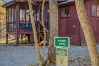 Woods Song -- Hot Tub - Pet Friendly - Wifi - King Bed - Woods Resort - Golf Nearby - Pool Pass - Spa - Grill - Fireplace - Chambres d'hôtes Hedgesville