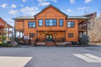 Luxury 9BR Gatlinburg Cabin with Mountain Views, Hot Tubs, Theater & Game Room - Chambres d'hôtes Gatlinburg