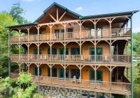 Luxury 9BR Gatlinburg Cabin with Mountain Views, Hot Tubs, Theater & Game Room - Chambres d'hôtes Gatlinburg