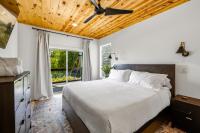 DogEVHot TubPool TableBBQGas FireKing Bed - Bed and Breakfast Sevierville