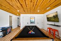 DogEVHot TubPool TableBBQGas FireKing Bed - Bed and Breakfast Sevierville