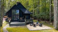 Luxe Farmhouse Chalet Sleeps 12 in Lake Harmony! Lakeview, Hot Tub, Fire pit, Games - B&B Lake Harmony