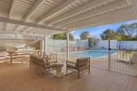 Mediterranean Beachside retreat with a pool - Bed and Breakfast Broadwater