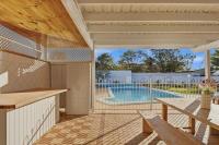 Mediterranean Beachside retreat with a pool - B&B Broadwater