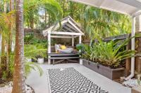 Yarraga Tropical Escape with Pool & Private Rooftop - B&B Sunshine Beach