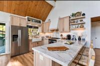Lakeview House with Hot Tub, Game Room & Guest House - B&B Lake Arrowhead