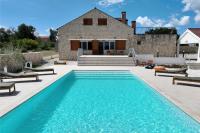 Villa Demare with Heated Pool, Free EVC Station - Ferienwohnung Lovinac
